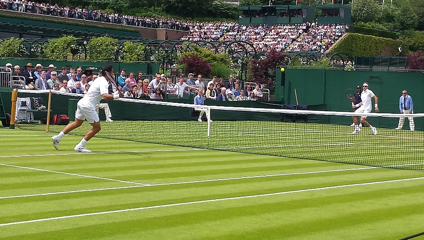 Almagro can't reach Istomin's forehand, cross-court passing shot on set point.